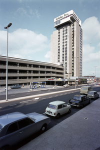 852317 Gezicht op het Holiday Inn Hotel (Jaarbeursplein 24) te Utrecht, met de parkeergarage Jaarbeursplein en het ...